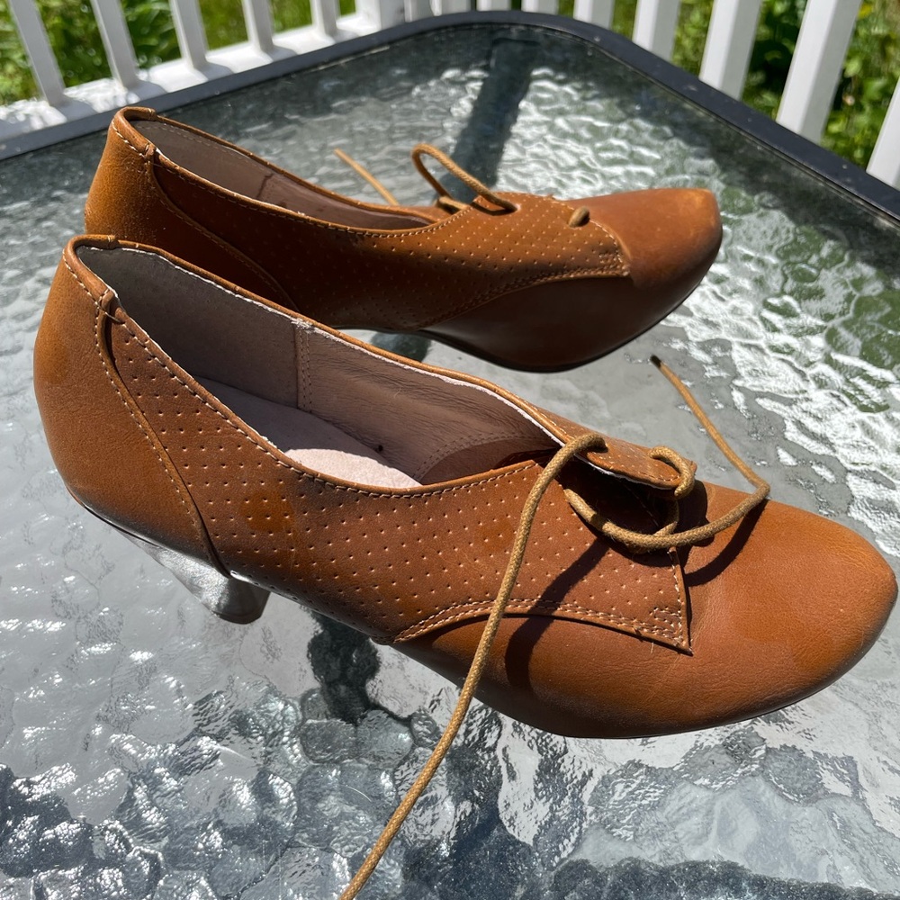 Chelsea Crew Tan Heels